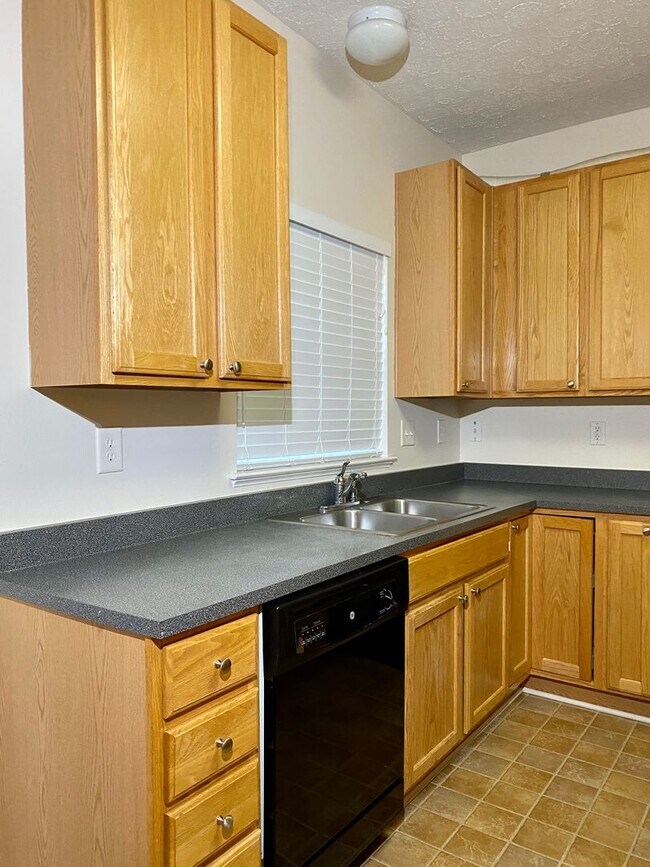 Building Photo - Charming 4 Bedroom/2.5 Bathroom in White M...