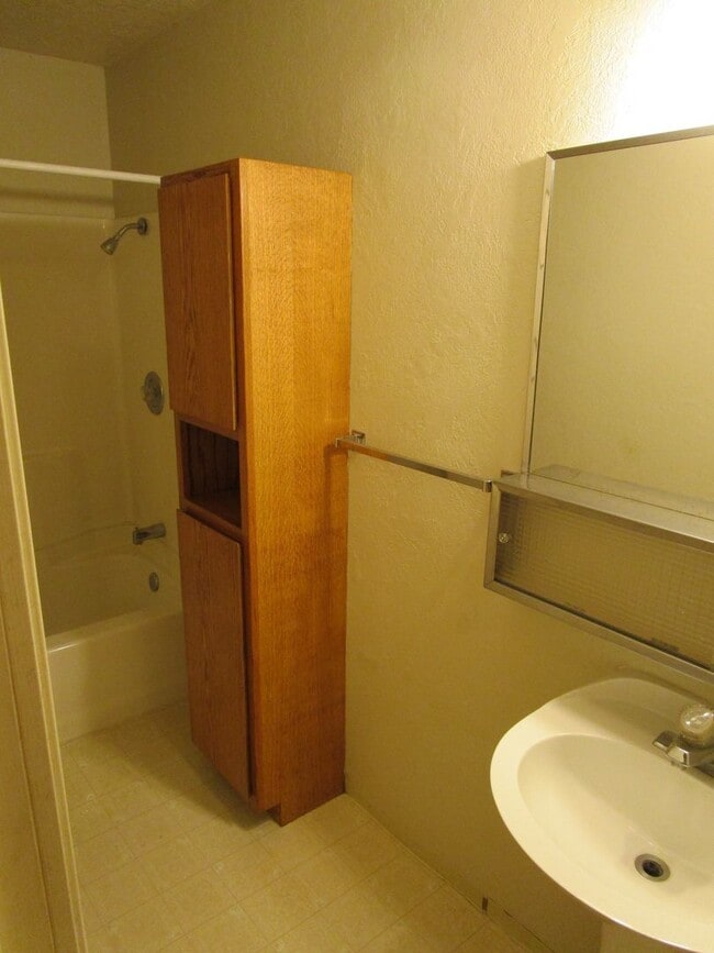 Building Photo - *PRICE REDUCED* 1 Bedroom Duplex Right Nex...