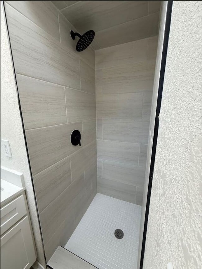 Building Photo - 5 Bedroom 2 Bath Available!!