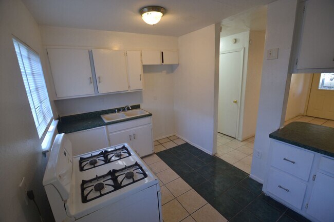 Building Photo - Housing Vouchers Accepted!!!  Location!  Newly updated, 4 bedroom, 2 bath home in historic Beechw...