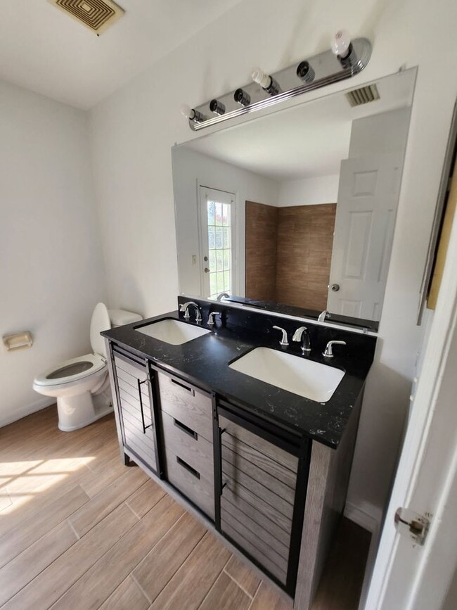 Building Photo - UPDATEED 3 BEDROOM 2 CAR GARAGE HOME WITH LARGE BACK YARD!