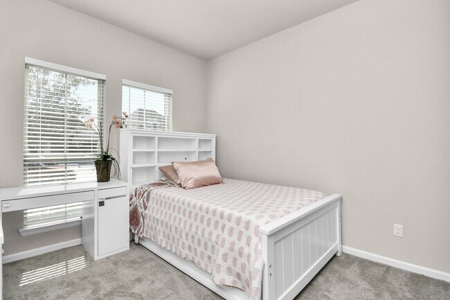 Building Photo - 5043 Morrison Dr