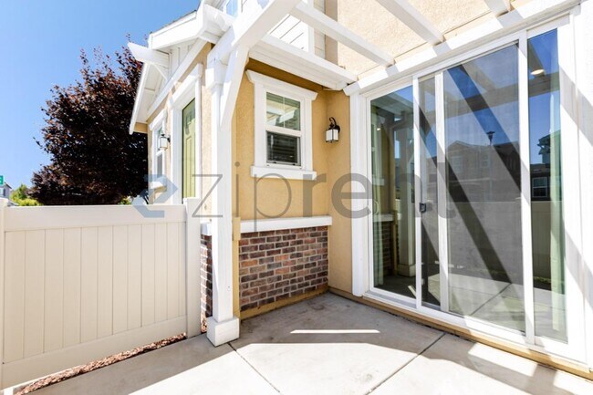 Building Photo - Unit