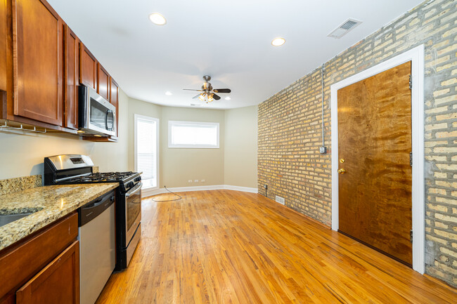 Building Photo - 1642 W Greenleaf Ave