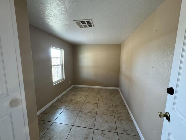 Building Photo - 1345 Agate Ave