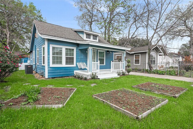 Building Photo - 320 Coronado St