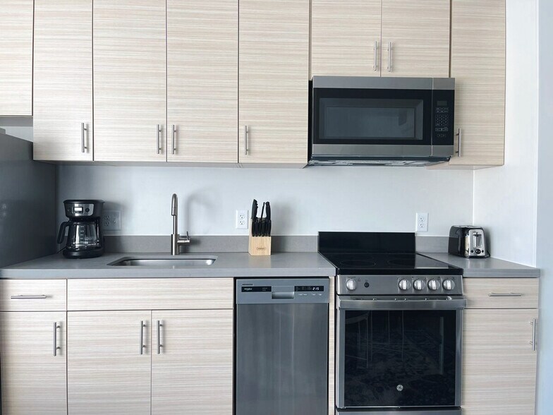 Building Photo - 2530 University Ave