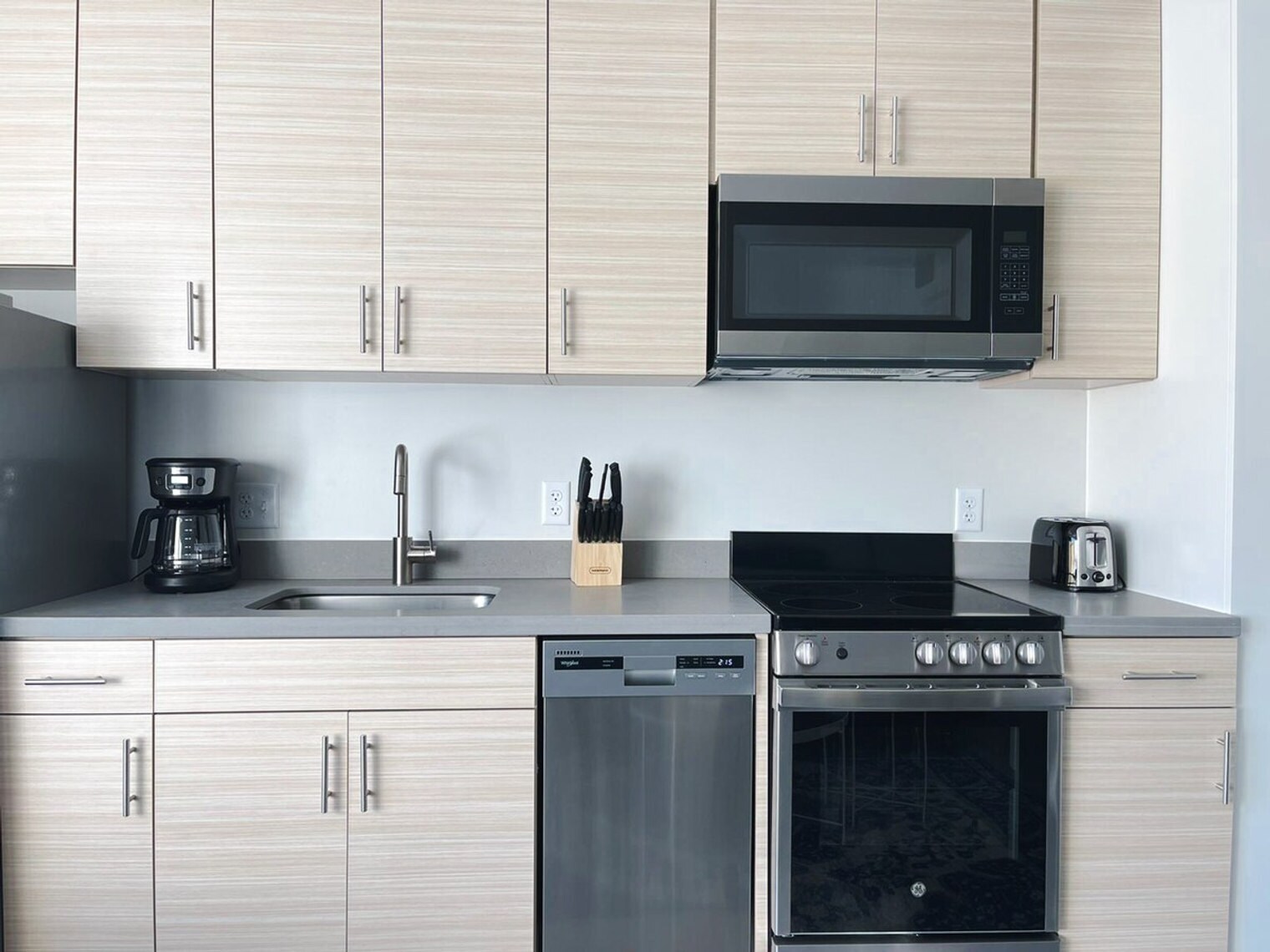 Building Photo - 2530 University Ave