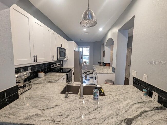 Building Photo - 2142 Park Crescent Dr