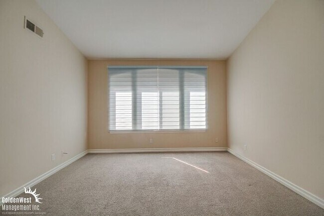 Building Photo - Immaculate 3Bdm 2.5Ba Townhouse with  2-Car Garage