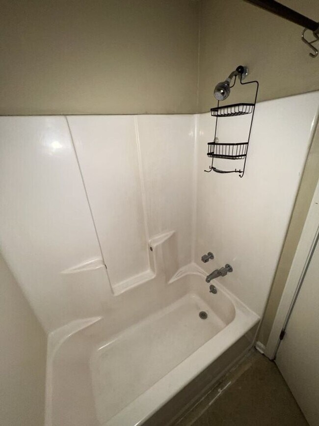 Building Photo - Beautiful 2 Bed, 2.5 Bath townhome on Jefferson Hwy