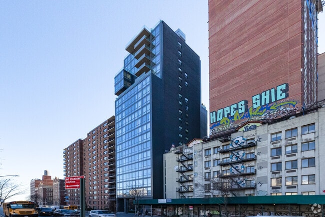 Building Photo - Vitre