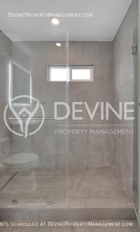 Building Photo - 3026 Greenfield Ave