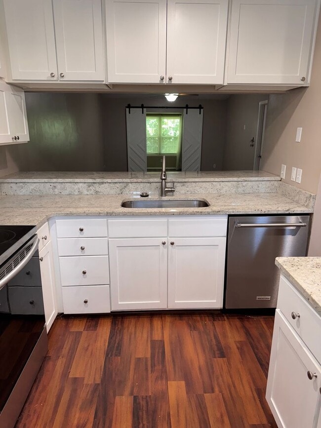 Building Photo - 2 Bedroom || 2 Bathroom - Single Level Tow...