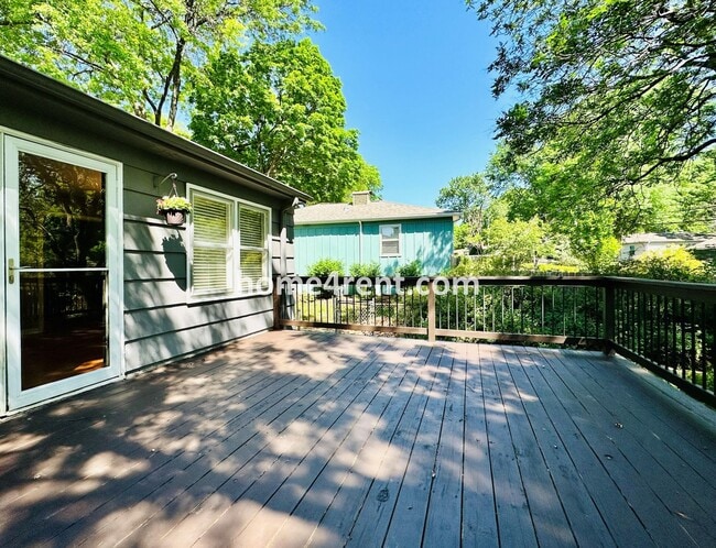 Building Photo - Three Bedroom Home in Overland Park w/ Wood Floors, Finished Basement, and a Fenced Yard!