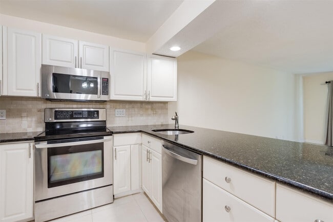 Building Photo - 3000 NE 5th Terrace