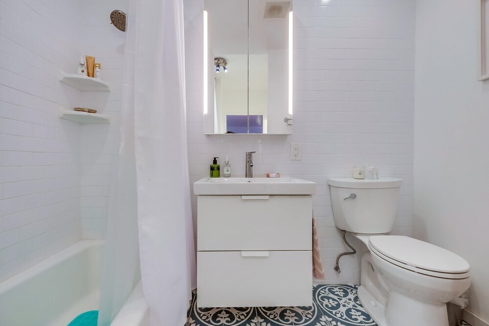 Building Photo - 999 N Doheny Dr