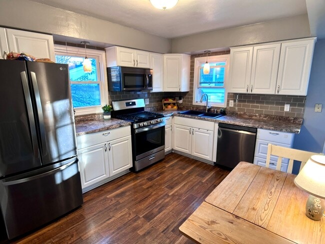 Building Photo - 3 bedroom Cape Cod