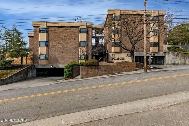 Primary Photo - Spacious Renovated 3-Bedroom Condo Near UT...