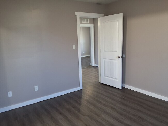 Building Photo - Charming 2- bedroom, 1.5 Bathroom Duplex