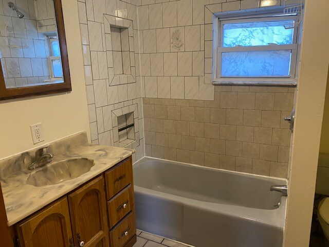 Building Photo - 901 Saratoga St