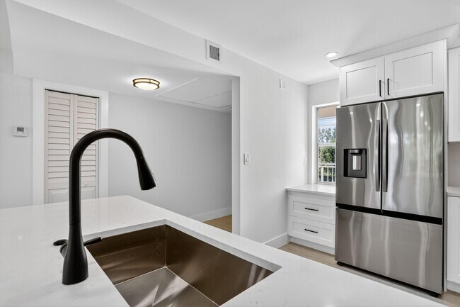 Building Photo - 2651 S Palm Aire Dr