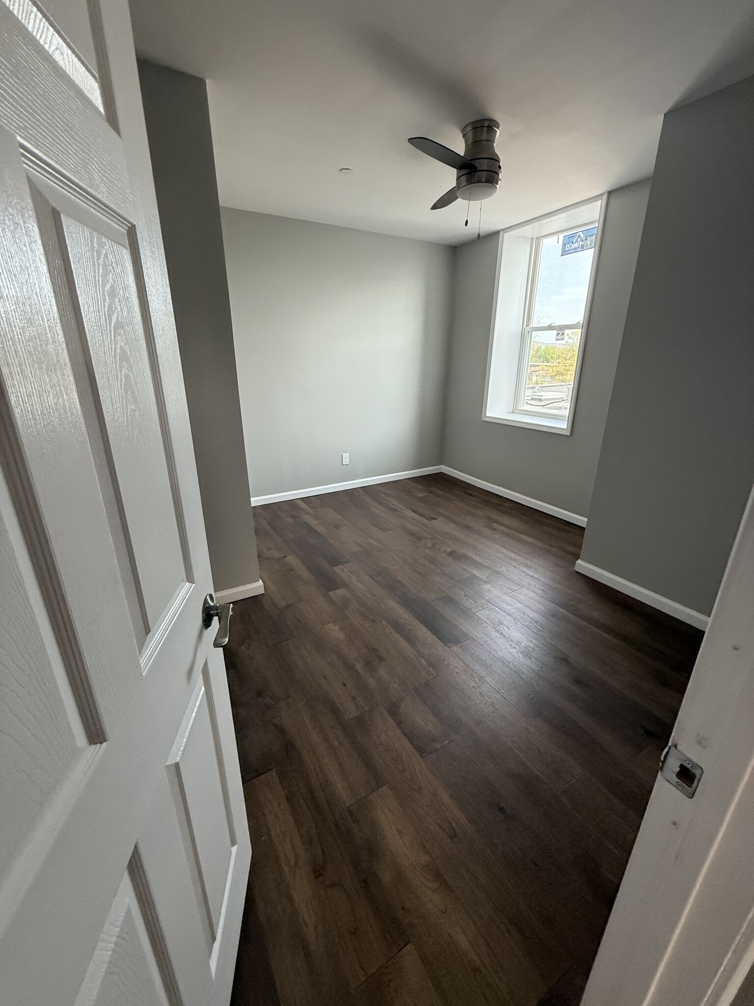 Bed room - 111 N Main St