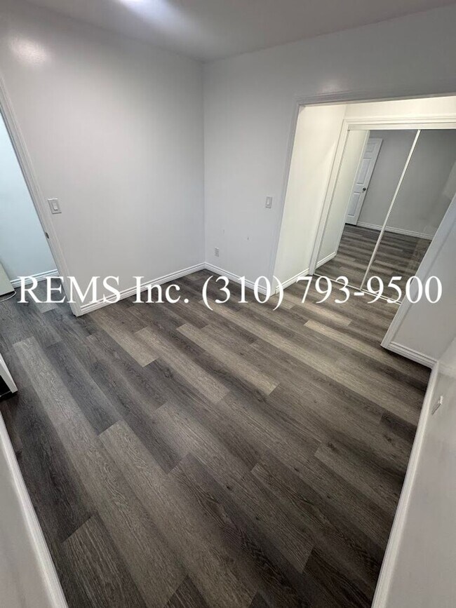 Building Photo - LFI02