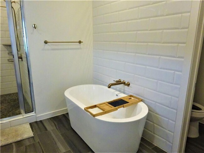 Building Photo - Gorgeous Condo in Desirable East Austin Lo...