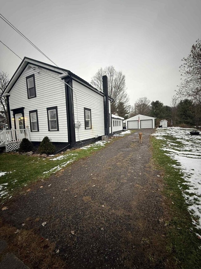 Building Photo - 3 Bedroom single family house