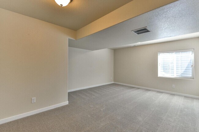 Building Photo - Beautiful 5 bed 3 bath home in the Pelican...