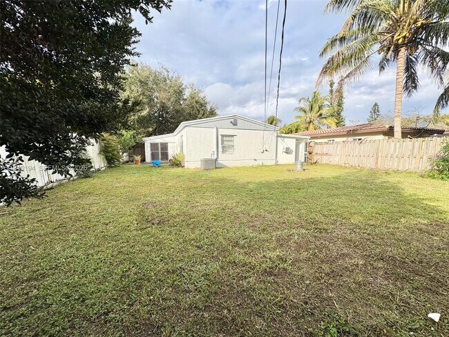 Building Photo - 1332 NE 177th St