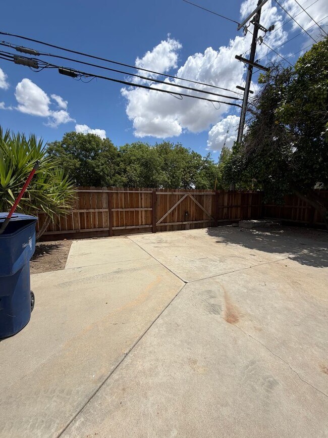 Building Photo - Large 3/3 Single-Family Home With Giant Yard