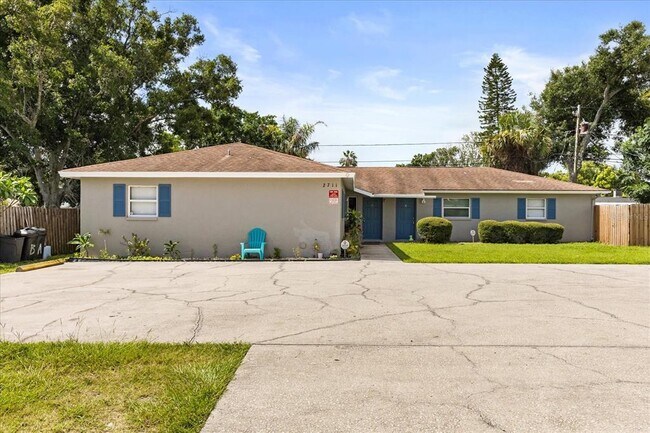 Primary Photo - 2711 South Dr
