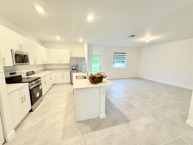 Building Photo - 2760 SE 23rd Ave