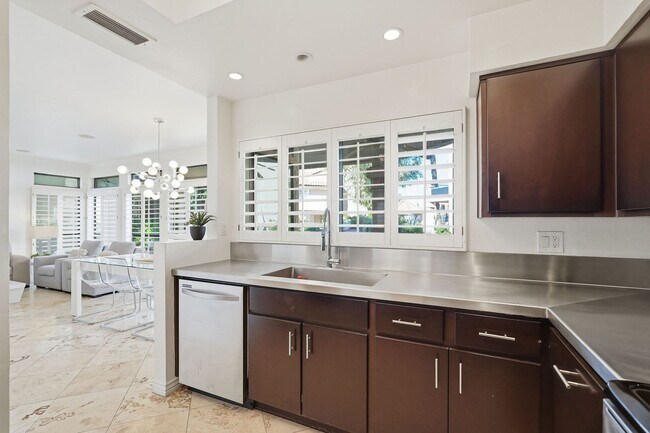 Building Photo - Charming 2-Bedroom Casita