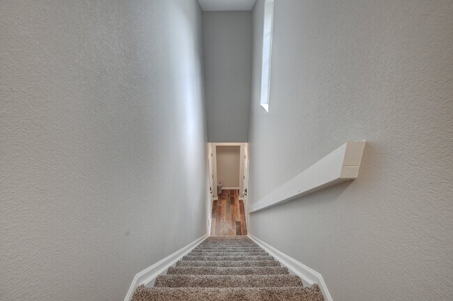 Building Photo - $2,100 - 2 Bed, 2 Bath Townhome in Thornto...