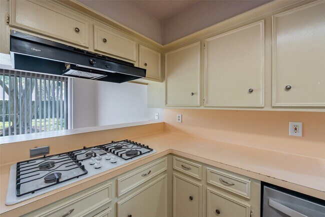 Building Photo - 1915 Mustang Springs Dr