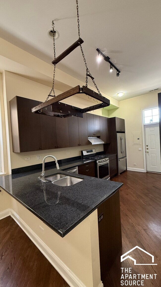Building Photo - 1010 S Oakley Ave