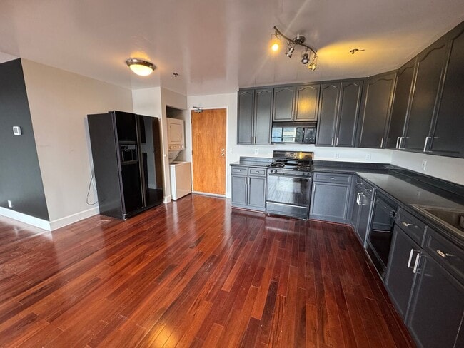Building Photo - Recently Updated 1BD/1BATH LOFT Located By...