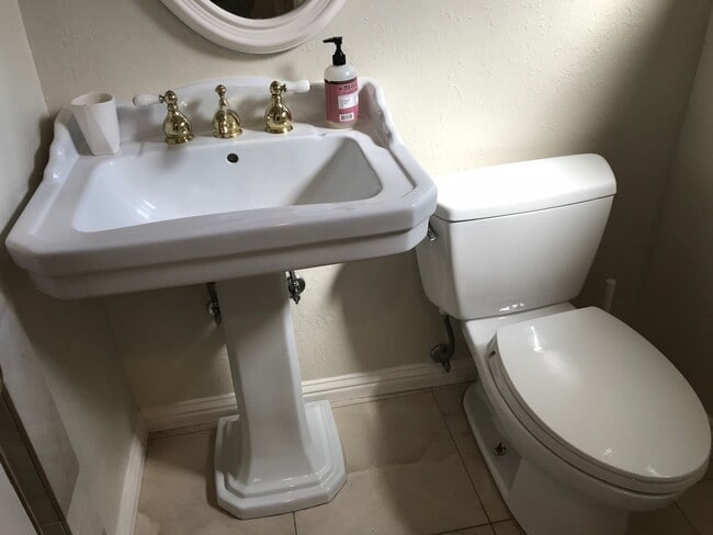 Building Photo - Indoor/outdoor living, spacious 4/2 on a quiet street in Mills Estates