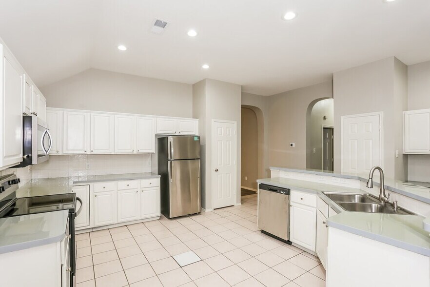 Building Photo - 4617 Seneca Dr