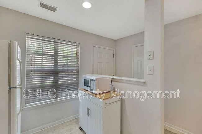 Building Photo - 8114 Shadow Oak Dr