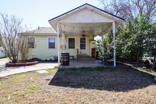 Building Photo - LA Heights 2 Bedroom, 1 Bath Cottage Style...