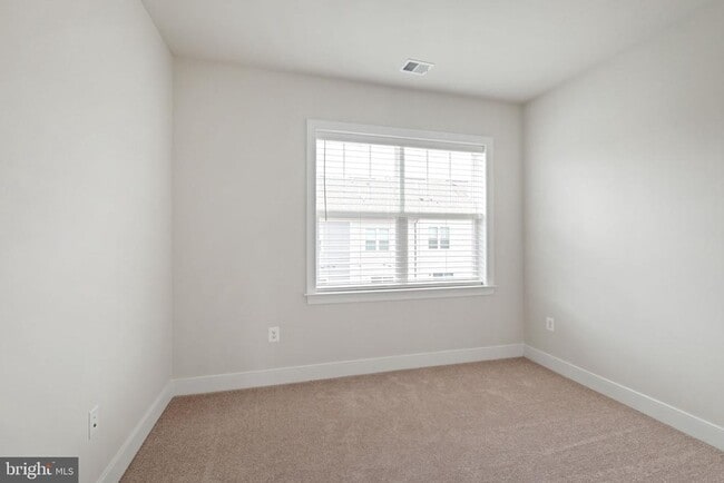 Building Photo - 143 Rubens Dr