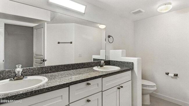 Building Photo - 574 Duchess Dr