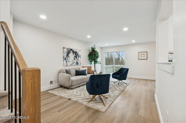 Building Photo - 18 Oak Knl Dr