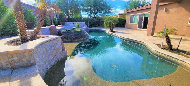 Building Photo - Hidden gem in prestigious community of Palm Desert - Convineant to access from everywhere.