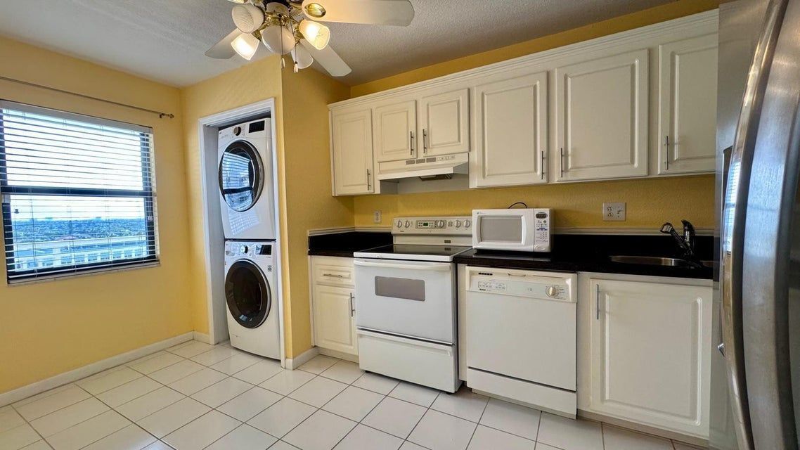 Building Photo - 3100 NE 48th St