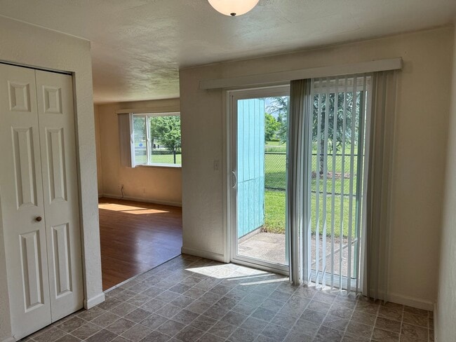 Building Photo - 2 bedroom 1.5 bathroom duplex in Springfield!
